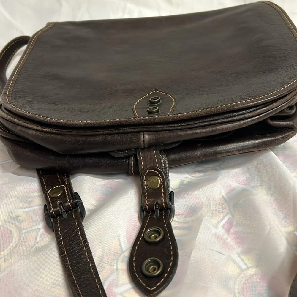 Sanya Firenze Italian Leather Bag. 26 “ Strap Drop. New without Tag. Brown **